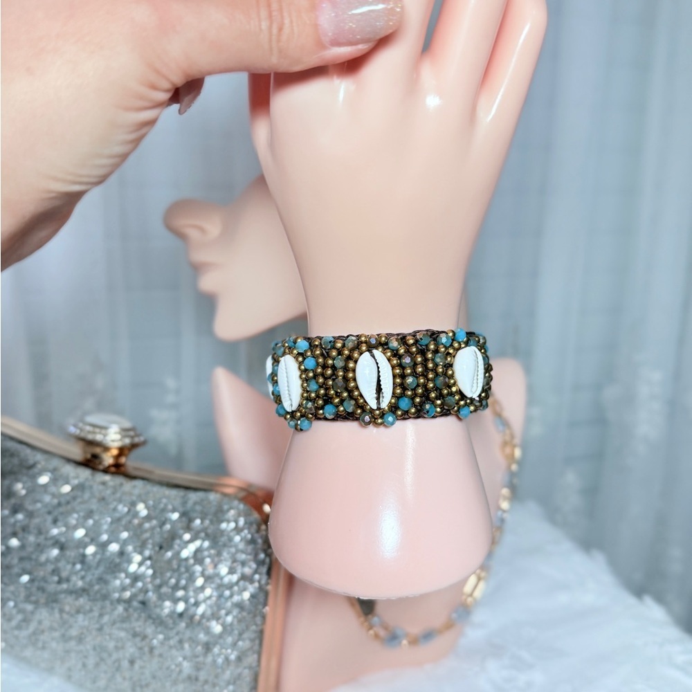⚜️ Handcrafted Beaded Shell Bracelet - Picture 11 of 14